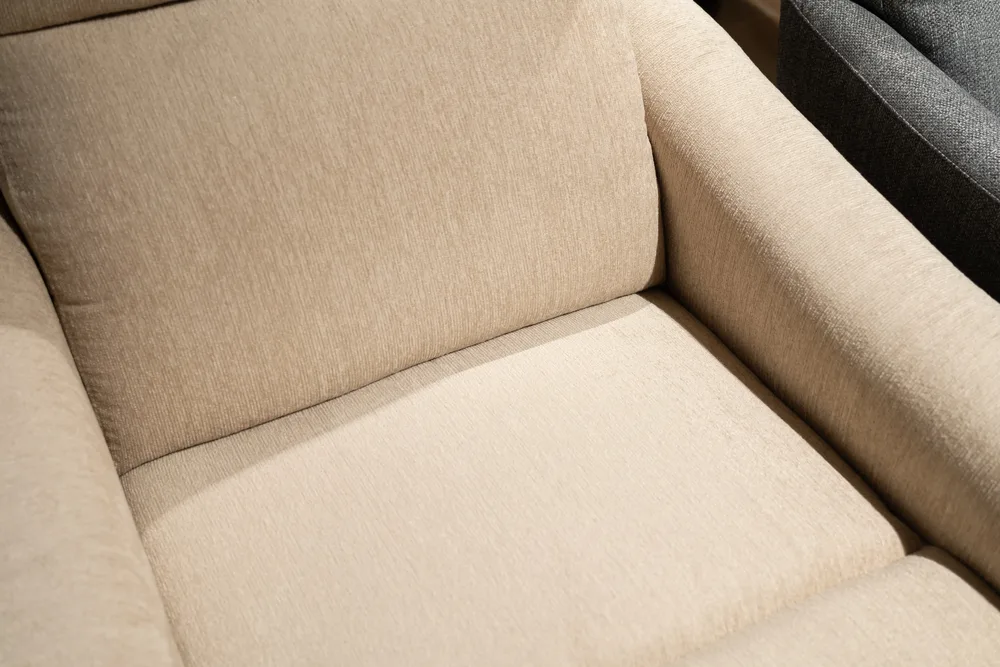 Detalle de la tapicería de un sofá limpio después de una limpieza profesional a domicilio