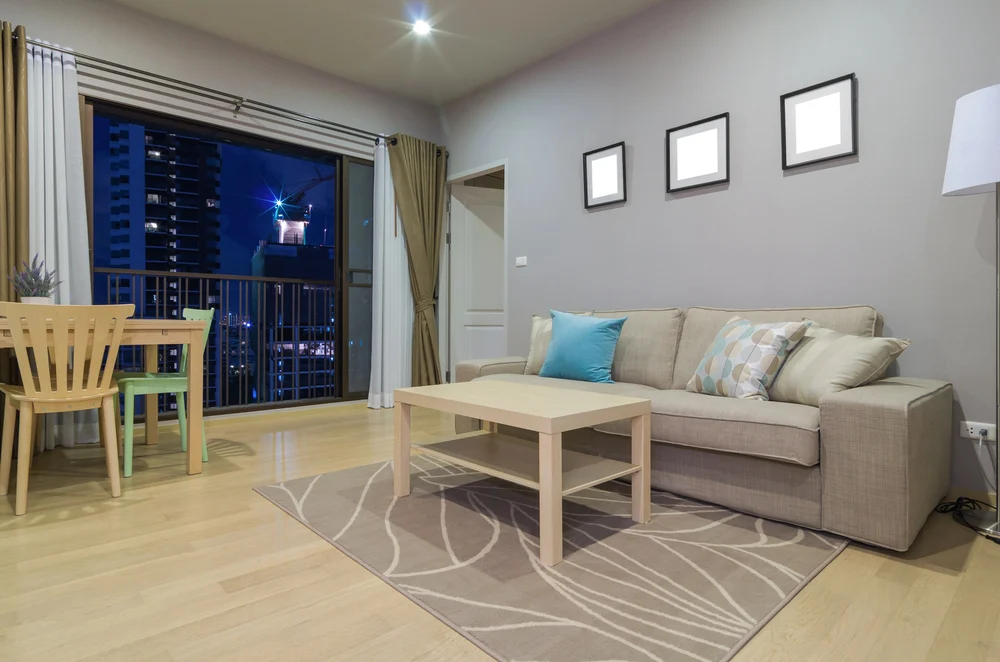 Sofá limpio y desinfectado en una vivienda real tras limpieza profesional de tapicería